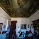 Passiamo ora alla camera adiacente, l� dove rimaniamo incantati da un soffitto a �specchio� affrescato...